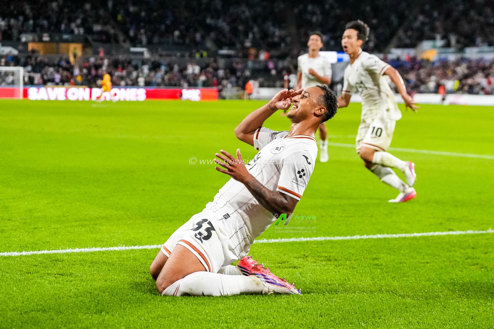 Adam Idah of Swansea City celebrates scoring his teams second goal during the Sky Bet Championship match Swansea City vs Watford at Swansea.com Stadium, Swansea, United Kingdom on 01 September 2026

(Photo by Andrew Lewis/News Images)