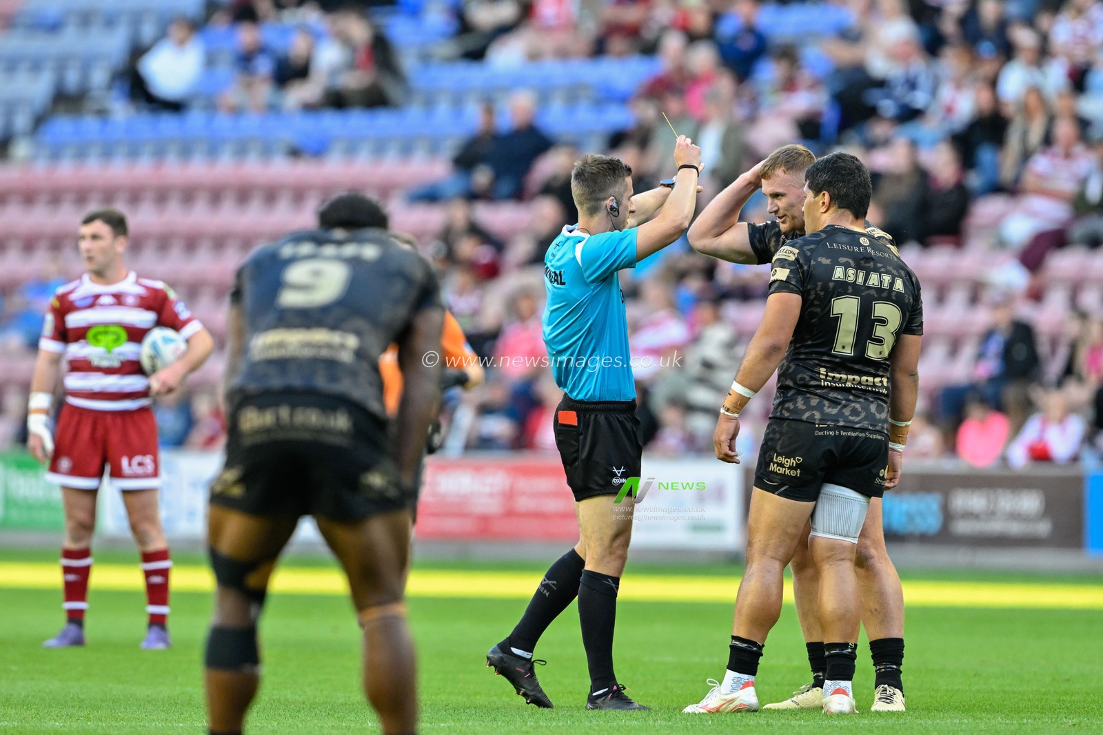 Referee Chris Kendall gives a yellow card to Jack Hughes of Leigh Leopards during the Betfred Super League match Wigan Warriors vs Leigh Leopards at DW Stadium, Wigan, United Kingdom, 6th August 2024

(Photo by Cody Froggatt/News Images)