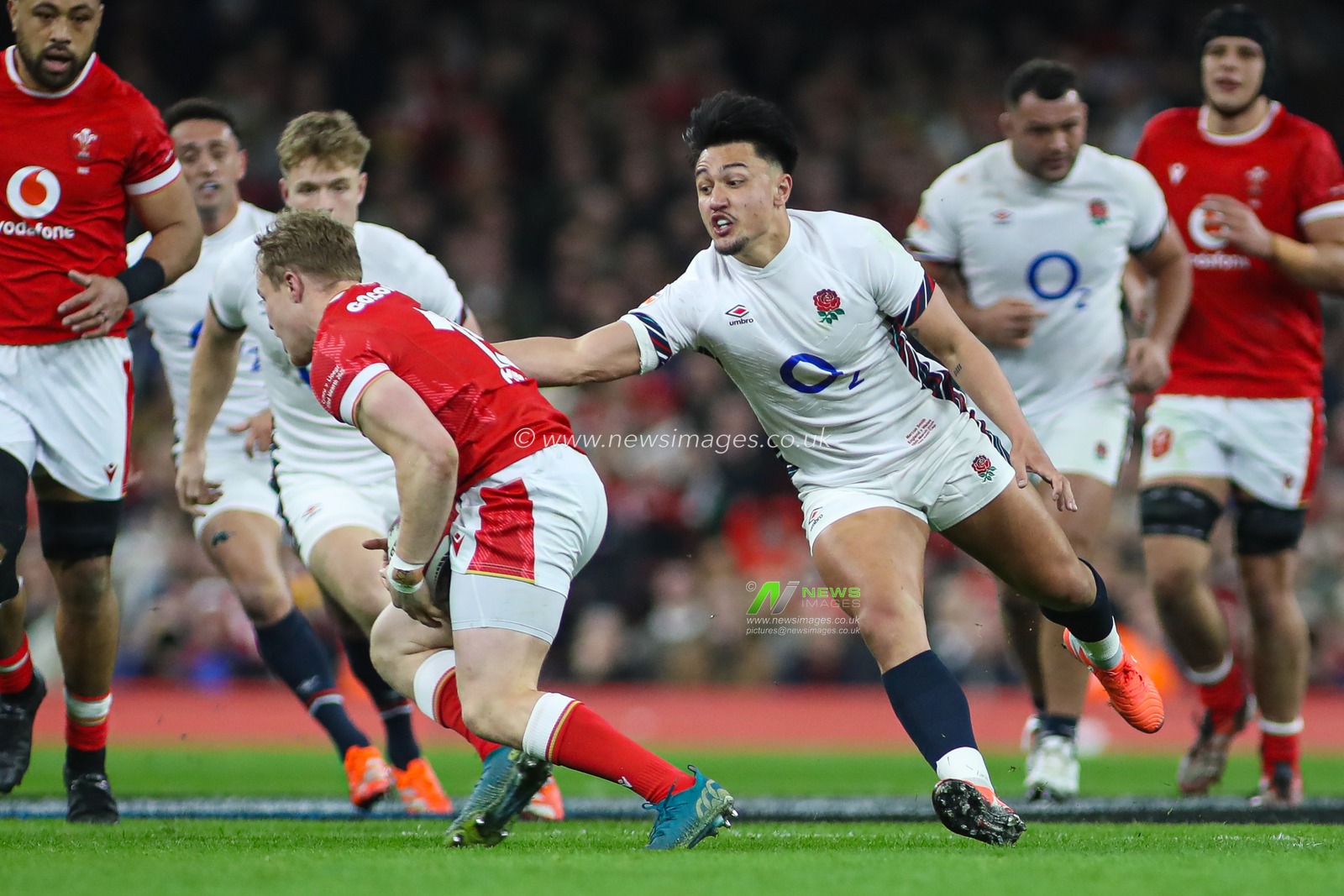 Blair Murray of Wales evades Marcus Smith of England during the 2025 Guinness 6 Nations match Wales vs England at Principality Stadium, Cardiff, United Kingdom, 15th March 2025

(Photo by Andrew Lewis/News Images)