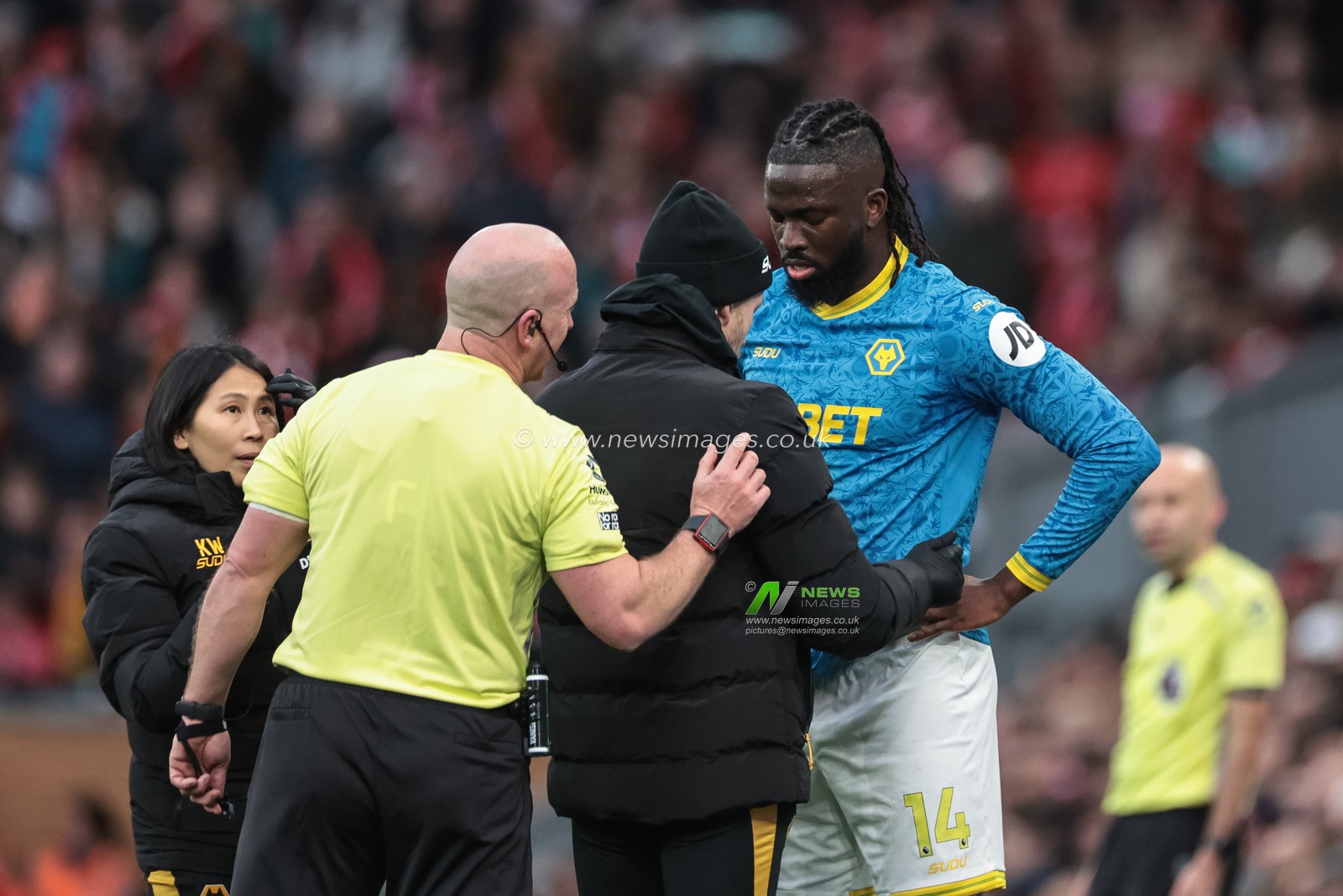 Tolu Arokodare of Wolverhampton Wanderers receives treatment during the Premier League match Liverpool vs Wolverhampton Wanderers at Anfield, Liverpool, United Kingdom, 27th December 2025

(Photo by Mark Cosgrove/News Images)

*** GER AUT SUI OUT ***