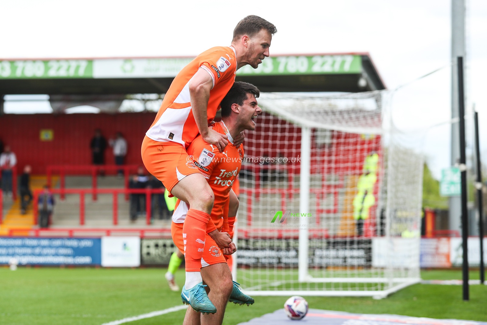 Rob Apter of Blackpool celebrates his goal to make it 0-1 during the Sky Bet League 1 match Stevenage vs Blackpool at Lamex Stadium, Stevenage, United Kingdom, 18th April 2025

(Photo by Gareth Evans/News Images)
