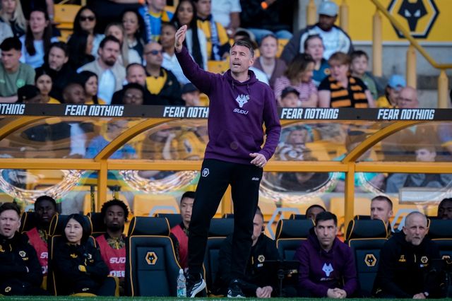 Rob Edwards manager of Wolverhampton Wanderers gives his team instructions  during the Premier League match Wolverhampton Wanderers vs Tottenham Hotspur at Molineux, Wolverhampton, United Kingdom on 25 April 2026

(Photo by Maynard Manyowa/News Images)