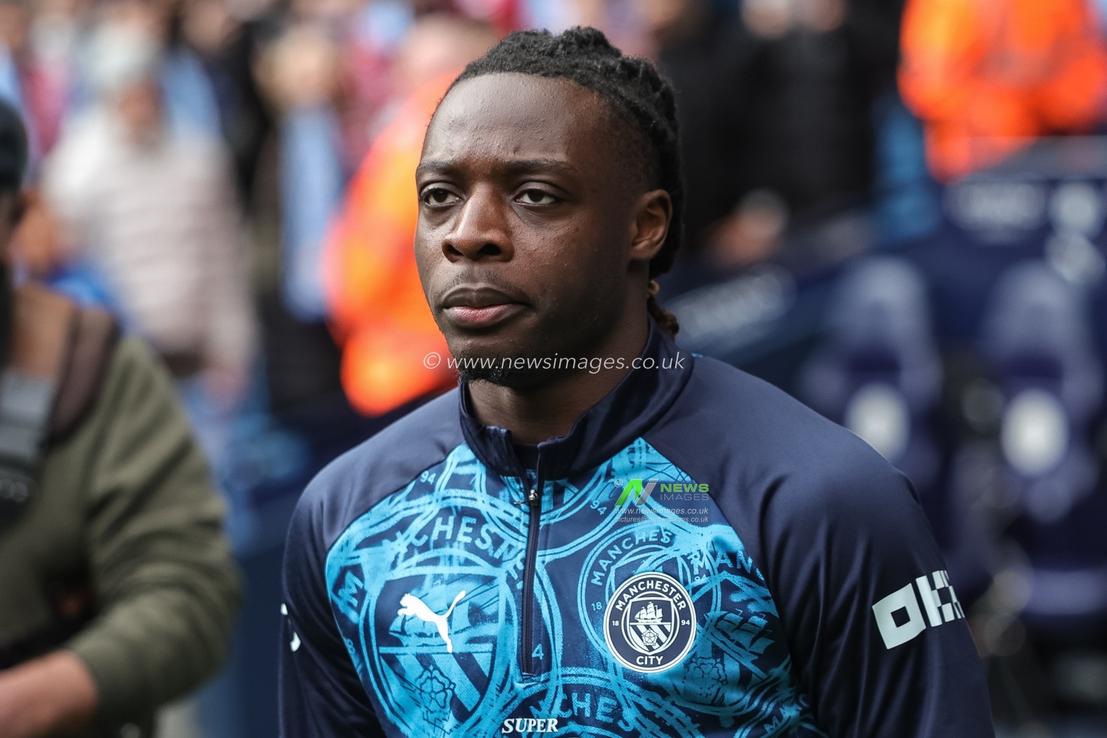 Jeremy Doku of Manchester City in the pregame warmup session during the Emirates FA Cup Quarter-Final match Manchester City vs Liverpool at Etihad Stadium, Manchester, United Kingdom on 04 April 2026

(Photo by Mark Cosgrove/News Images)
