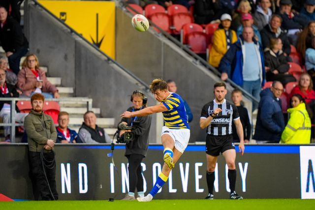 Ewan Irwin of Warrington Wolves converts during the Betfred Super League round 14 match St Helens vs Warrington Wolves at The BrewDog Stadium, St Helens, United Kingdom on 11 June 2026

(Photo by Maynard Manyowa/News Images)