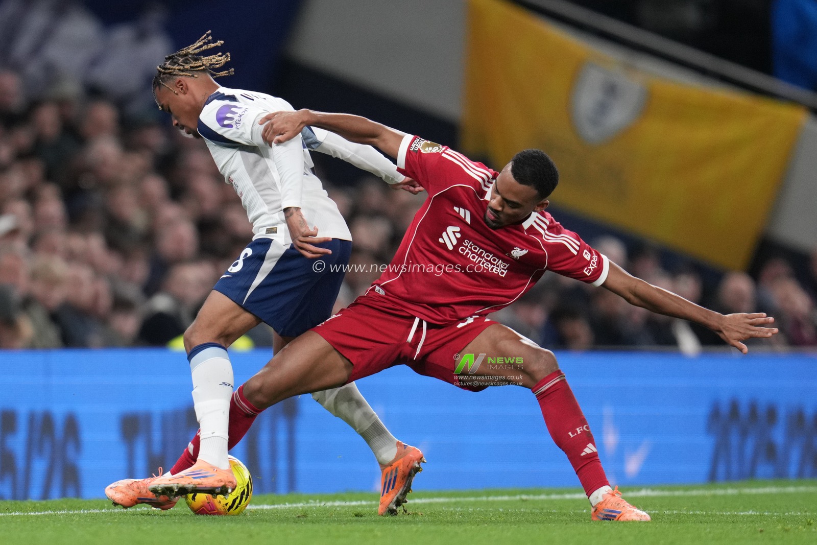 Ryan Gravenberch of Liverpool and Wilson Odobert of Tottenham Hotspur during the Premier League match Tottenham Hotspur vs Liverpool at Tottenham Hotspur Stadium, London, United Kingdom, 20th December 2025

(Photo by Harvey Murphy/News Images)

*** GER AUT SUI OUT ***