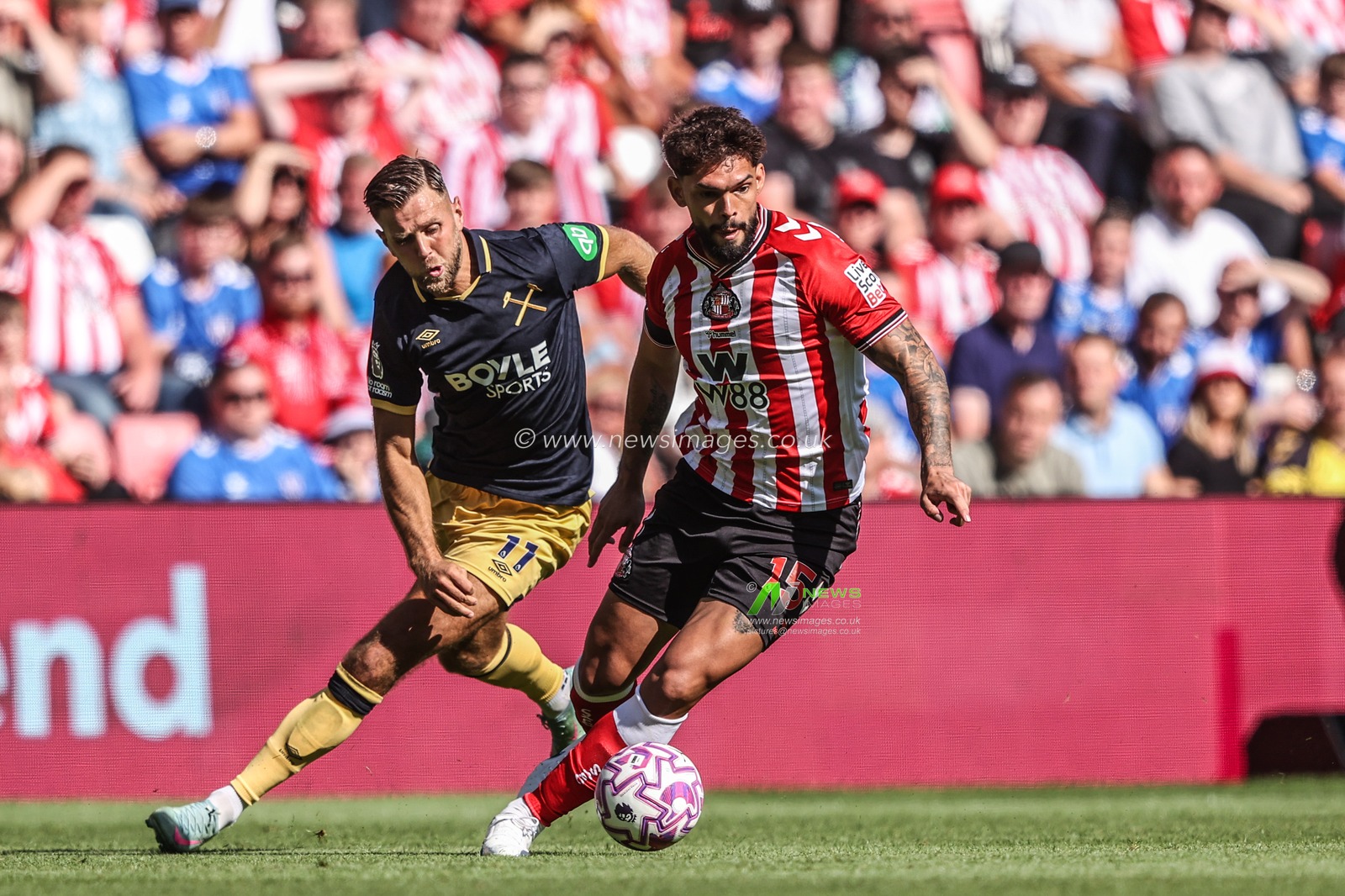 Omar Alderete of Sunderland breaks with the ball under pressure from Niclas Füllkrug West Ham United during the Premier League match Sunderland vs West Ham United at Stadium Of Light, Sunderland, United Kingdom, 16th August 2025

(Photo by Alfie Cosgrove/News Images)