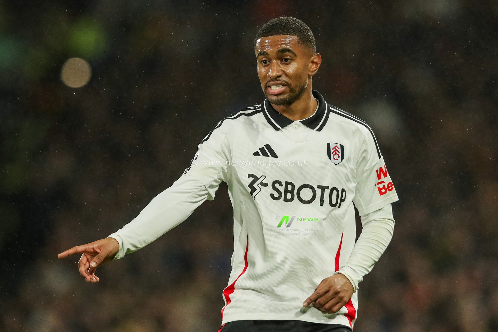 Reiss Nelson of Fulham gives the team instructions during the Premier League match Fulham vs Wolverhampton Wanderers at Craven Cottage, London, United Kingdom, 23rd November 2024

(Photo by Izzy Poles/News Images)