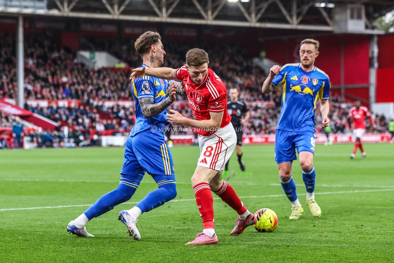 Joe Rodon of Leeds United and Elliot Anderson of Nottingham Forest battle for the ball during the Premier League match Nottingham Forest vs Leeds United at City Ground, Nottingham, United Kingdom, 9th November 2025

(Photo by Alfie Cosgrove/News Images)

*** GER AUT SUI OUT ***