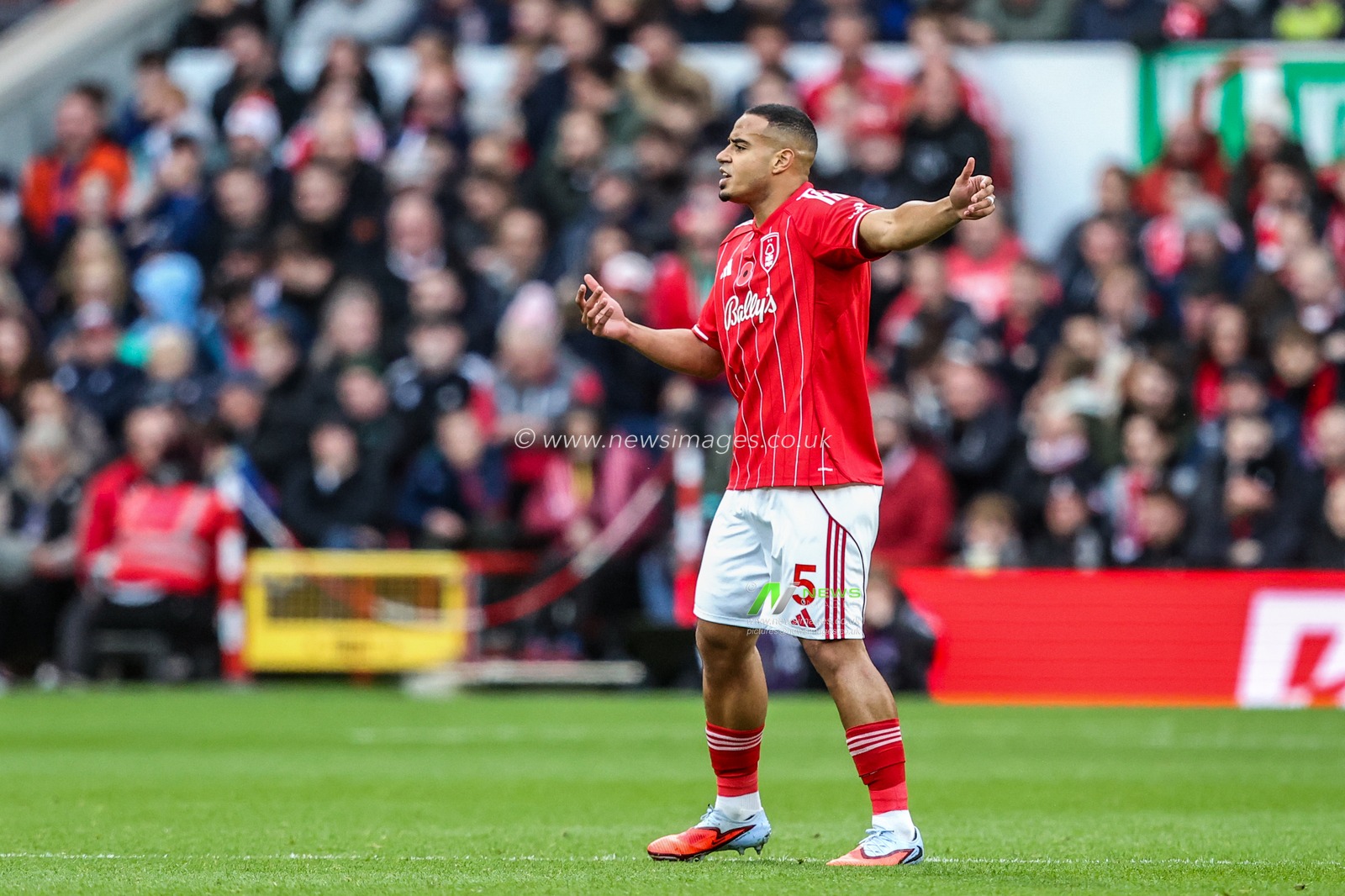 Murillo of Nottingham Forest gives his team instructions during the Premier League match Nottingham Forest vs Manchester United at City Ground, Nottingham, United Kingdom, 1st November 2025

(Photo by Alfie Cosgrove/News Images)

*** GER AUT SUI OUT ***