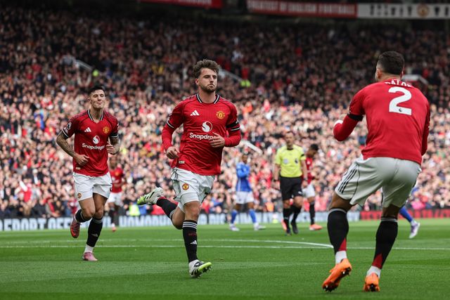 Mason Mount of Manchester United celebrates his goal to make it 1-0 during the Premier League match Manchester United vs Sunderland at Old Trafford, Manchester, United Kingdom, 4th October 2025

(Photo by Mark Cosgrove/News Images)