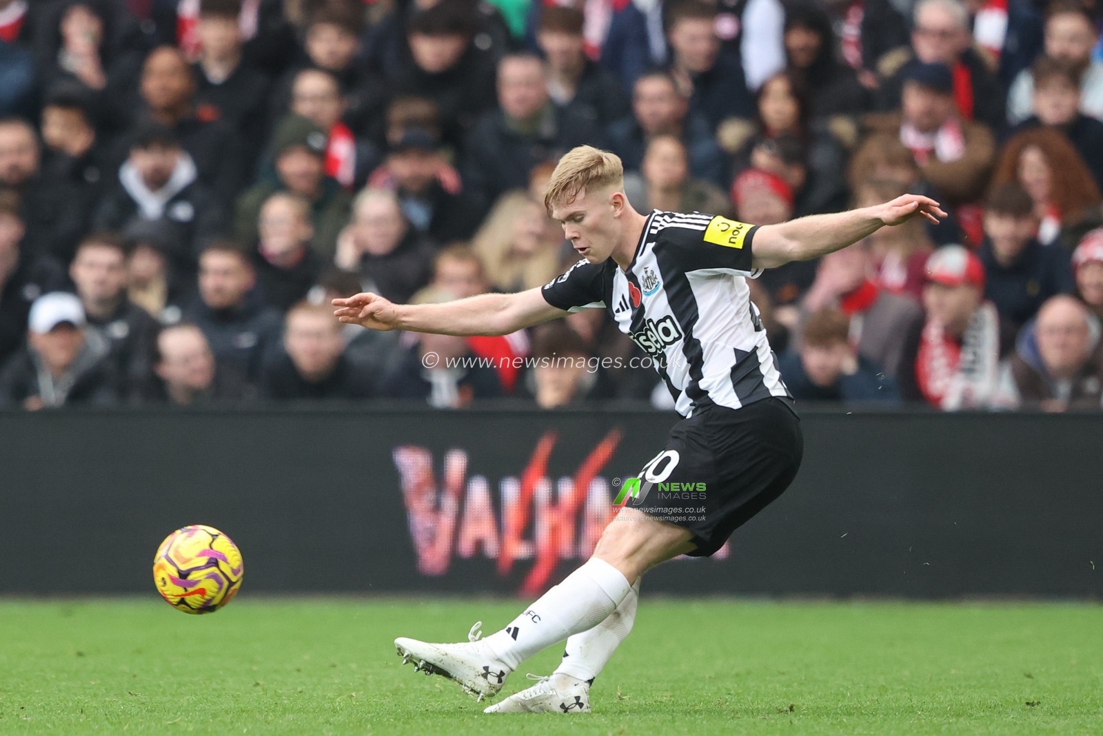 Lewis Hall of Newcastle crosses the ball back into the box during the Premier League match Nottingham Forest vs Newcastle United at City Ground, Nottingham, United Kingdom, 10th November 2024

(Photo by Alfie Cosgrove/News Images)