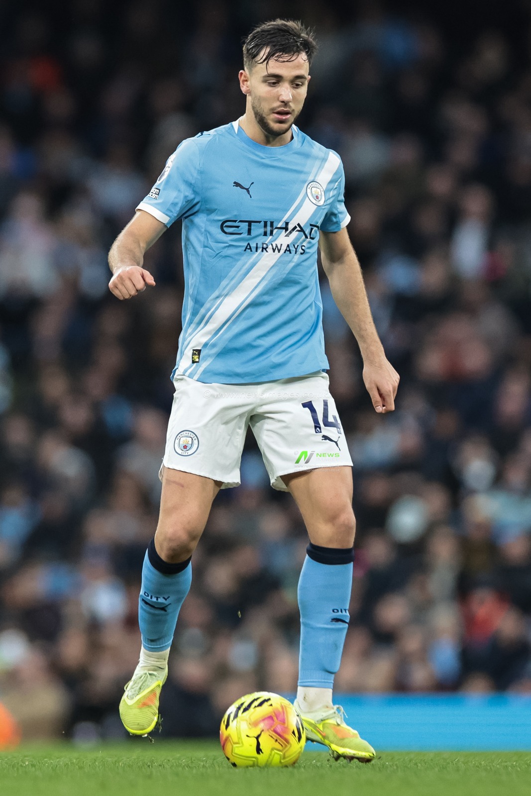 Nico Gonzalez of Manchester City with the ball during the Premier League match Manchester City vs Leeds United at Etihad Stadium, Manchester, United Kingdom, 29th November 2025

(Photo by Mark Cosgrove/News Images)

*** GER AUT SUI OUT ***