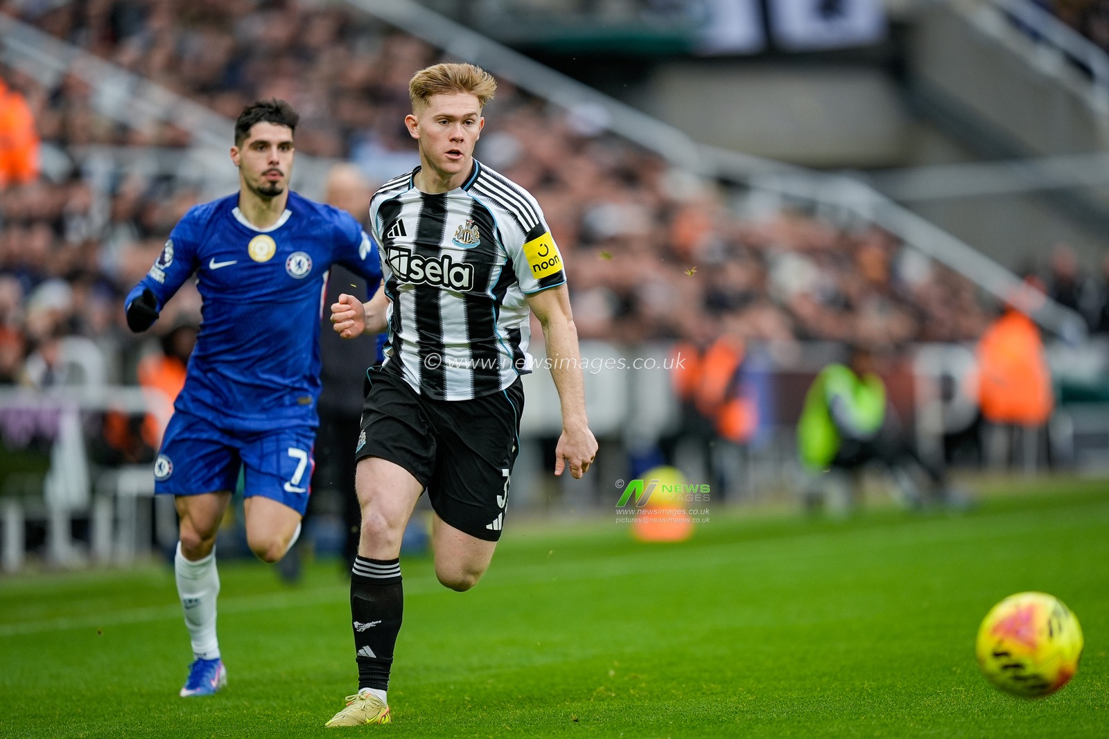Lewis Hall of Newcastle United runs after the ball with Pedro Neto of Chelsea chasing behind him during the Premier League match Newcastle United vs Chelsea at St. James's Park, Newcastle, United Kingdom, 20th December 2025

(Photo by Maynard Manyowa/News Images)

*** GER AUT SUI OUT ***