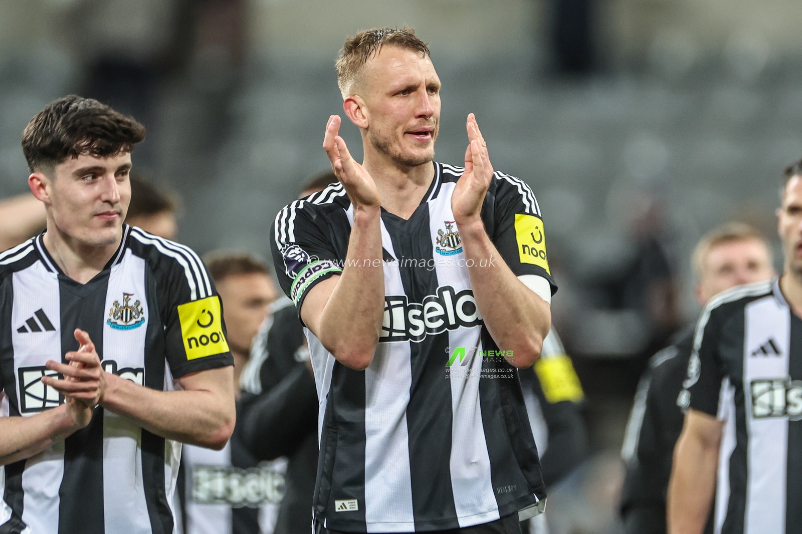 Dan Burn of Newcastle United applauds the fans after the game during the Premier League match Newcastle United vs Crystal Palace at St. James's Park, Newcastle, United Kingdom, 16th April 2025

(Photo by Mark Cosgrove/News Images)