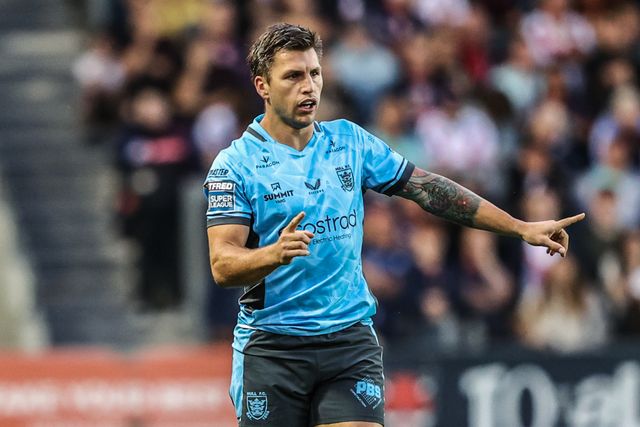 Tom Briscoe of Hull FC gives team mates instructions during the Betfred Super League round 23 match St Helens vs Hull FC at Totally Wicked Stadium, St Helens, United Kingdom, 22nd August 2025

(Photo by Alfie Cosgrove/News Images)