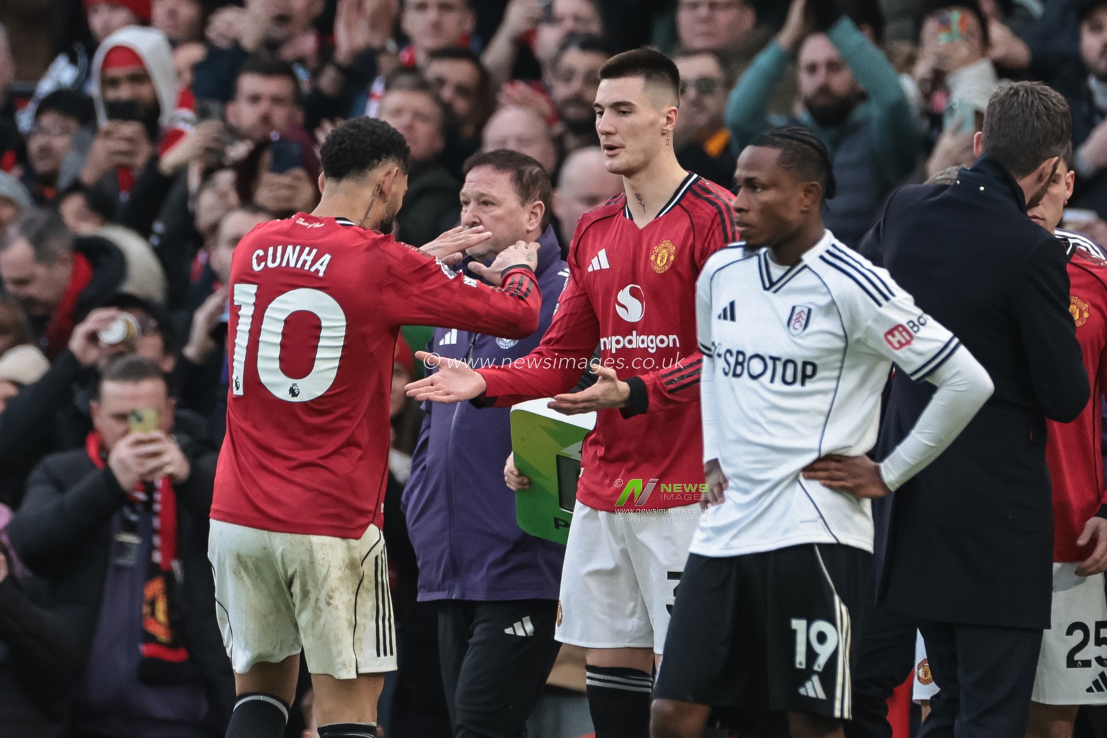 Matheus Cunha of Manchester United is substituted for Benjamin Sesko of Manchester United during the Premier League match Manchester United vs Fulham at Old Trafford, Manchester, United Kingdom, 1st February 2026

(Photo by Mark Cosgrove/News Images)