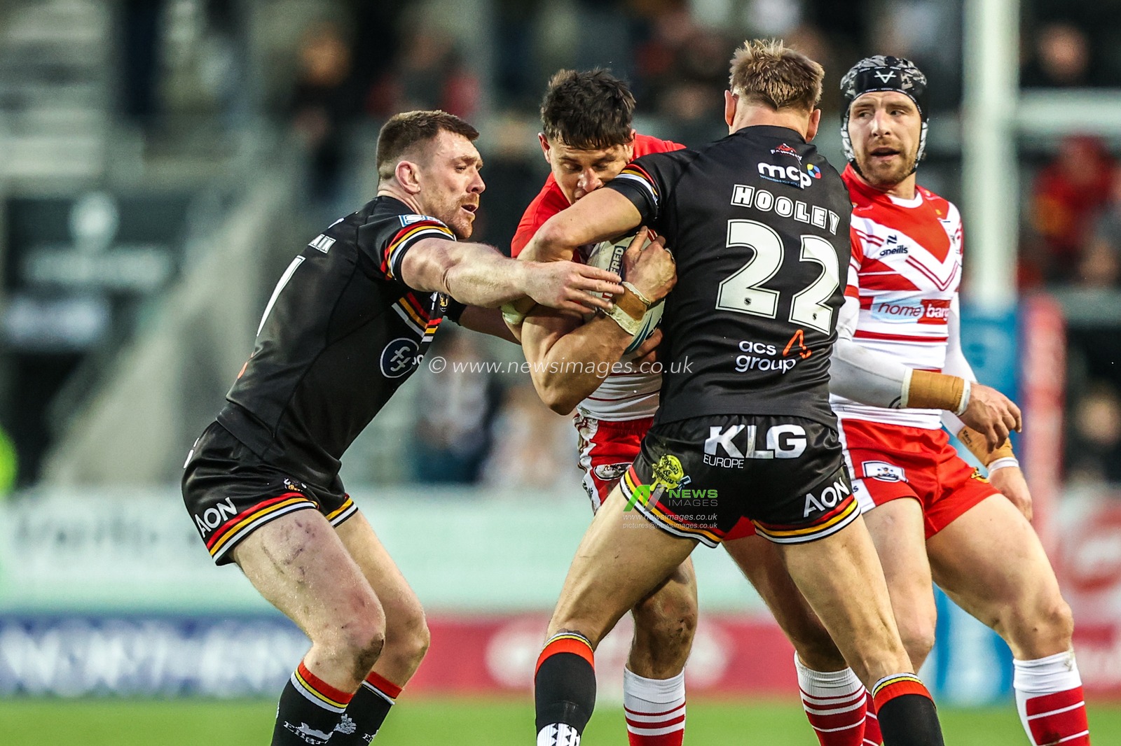 Shane Wright of St Helens is tackled by Ed Chamberlain of Bradford Bulls during the Betfred Super League round 4 match St Helens vs Bradford Bulls at The BrewDog Stadium, St Helens, United Kingdom on 07 March 2026

(Photo by Alfie Cosgrove/News Images)