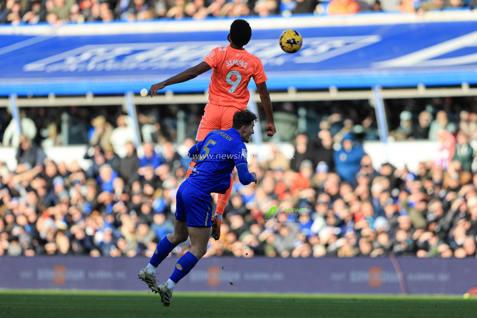 Ellis Simms of Coventry City jumps up to win the high ball during the Sky Bet Championship match Birmingham City vs Coventry City at St. Andrew's @ Knighthead Park, Birmingham, United Kingdom, 4th January 2026

(Photo by Euan Manning/News Images)

*** GER AUT SUI OUT ***