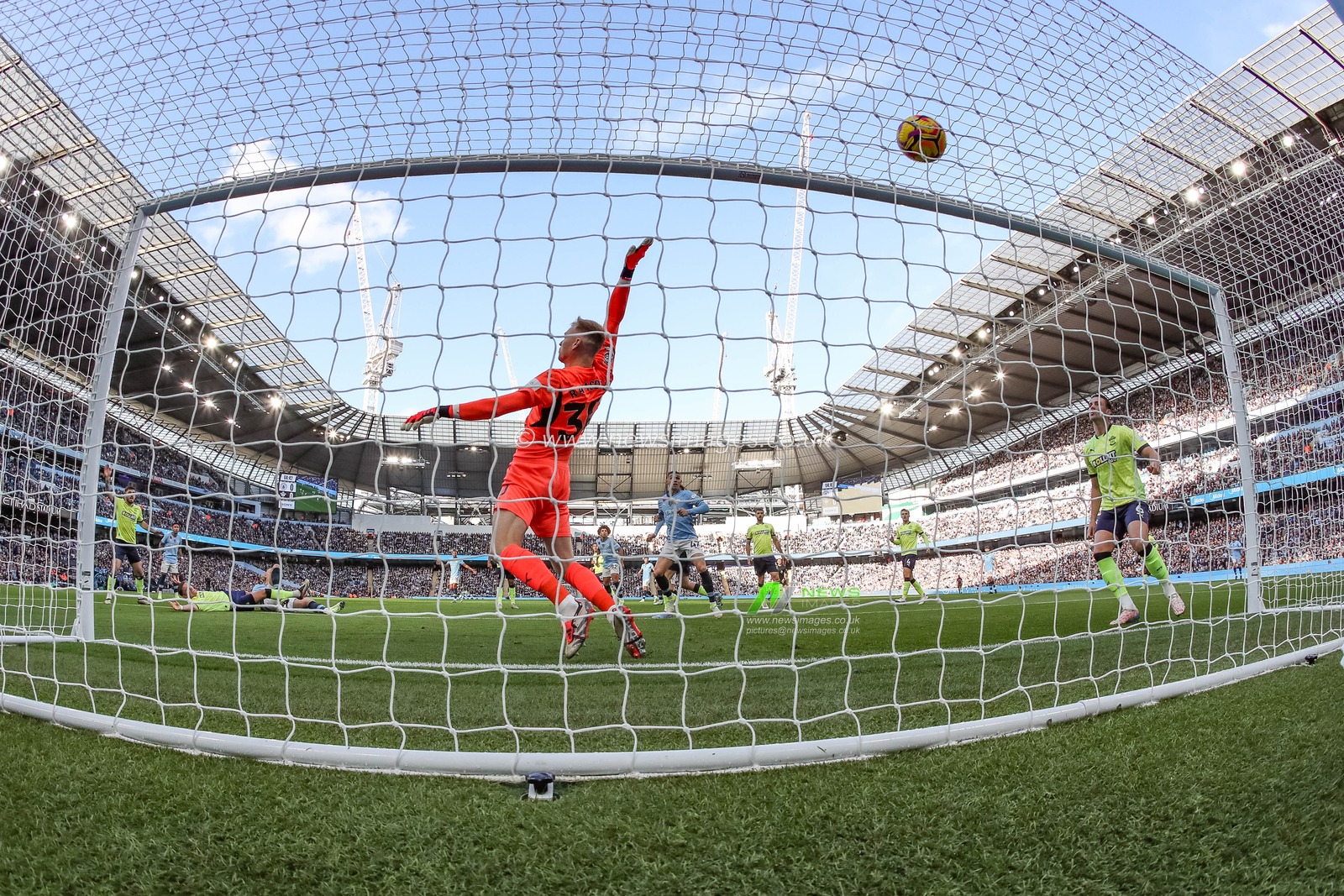 Erling Haaland of Manchester City scores to make it 1-0 during the Premier League match Manchester City vs Southampton at Etihad Stadium, Manchester, United Kingdom, 26th October 2024

(Photo by Mark Cosgrove/News Images)