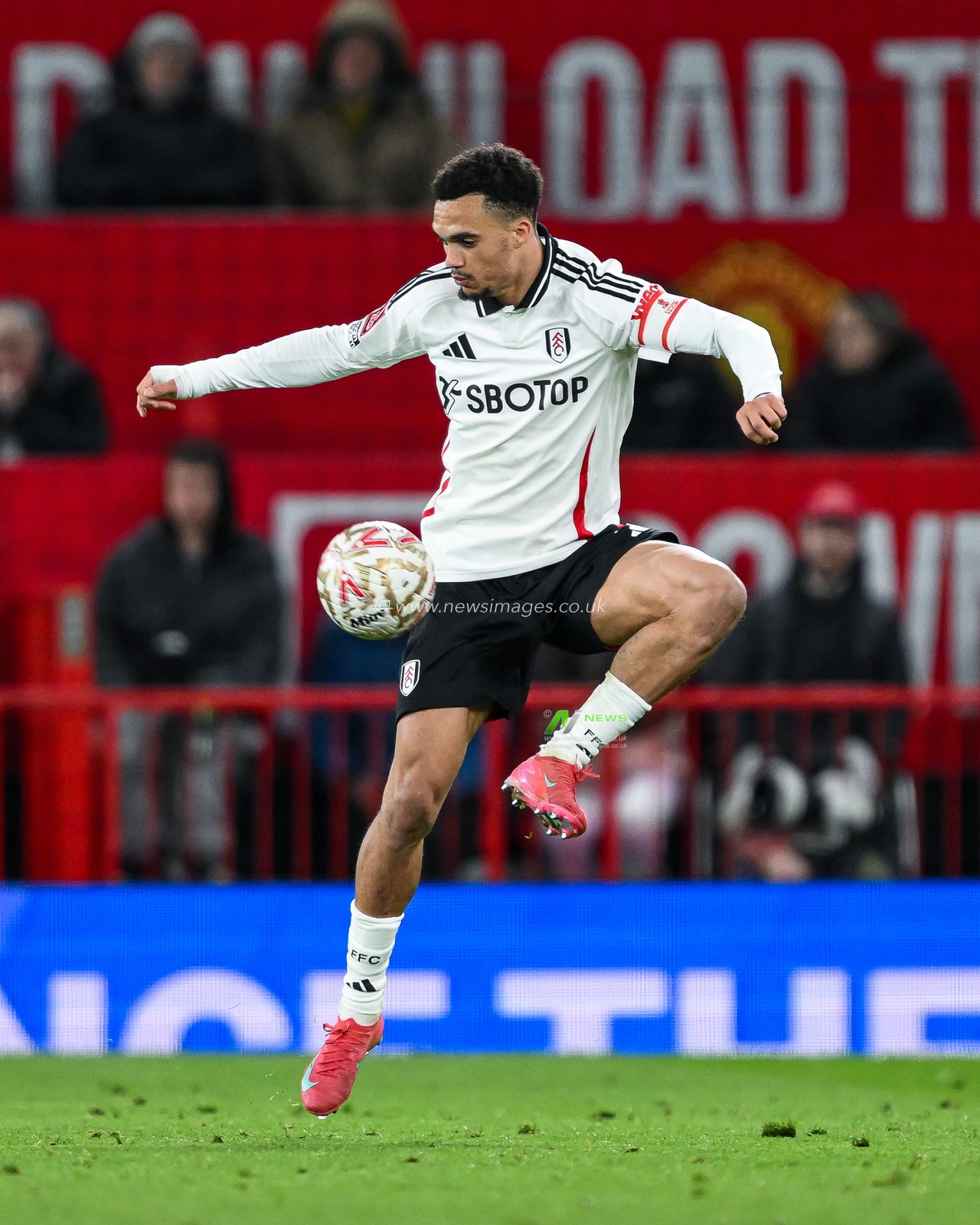 Antonee Robinson of Fulham controls the ball during the Emirates FA Cup 5th Round match Manchester United vs Fulham at Old Trafford, Manchester, United Kingdom, 2nd March 2025

(Photo by Craig Thomas/News Images)