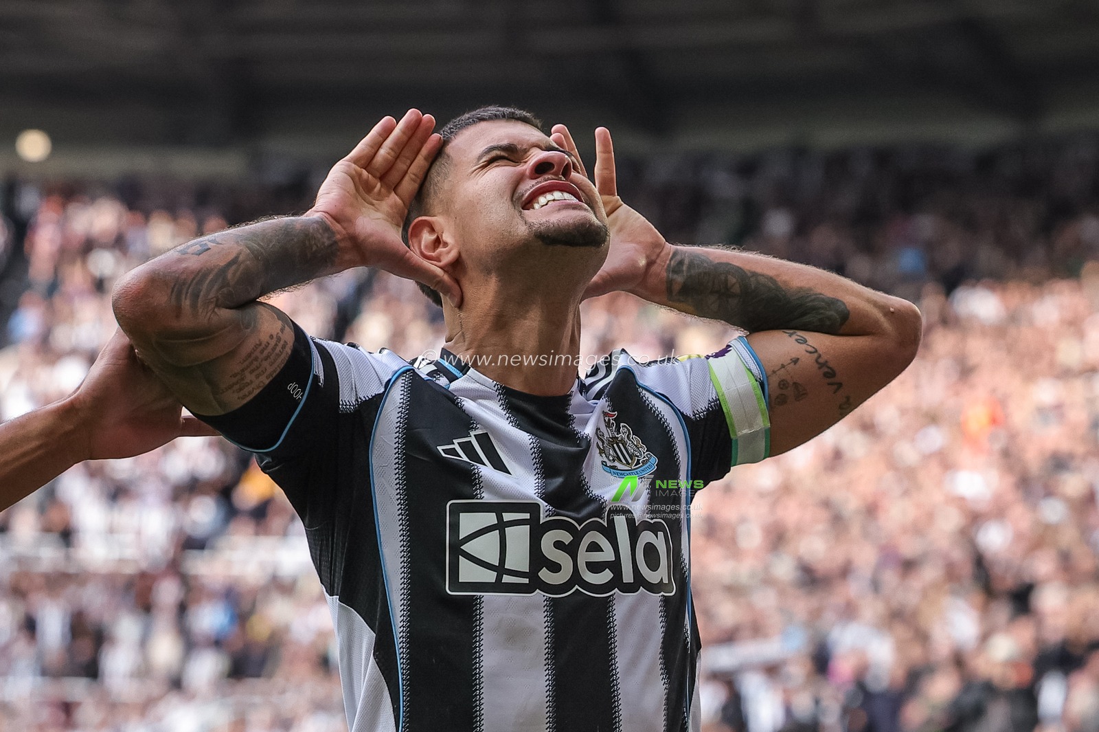 Bruno Guimaraes of Newcastle Untied celebrates his goal to make it 1-0 during the Premier League match Newcastle United vs Nottingham Forest at St. James's Park, Newcastle, United Kingdom, 5th October 2025

(Photo by Mark Cosgrove/News Images)