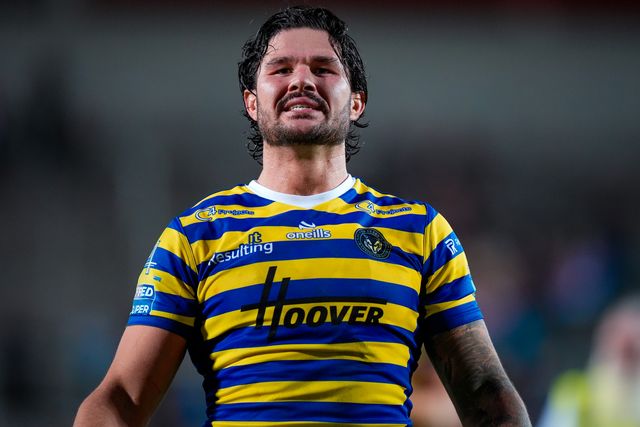 Warrington Wolves players applaud the fans at full time during the Betfred Super League round 14 match St Helens vs Warrington Wolves at The BrewDog Stadium, St Helens, United Kingdom on 11 June 2026

(Photo by Maynard Manyowa/News Images)