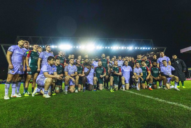 Both teams celebrate the Slater Cup during the Gallagher Premiership match Leicester Tigers vs Gloucester Rugby at Mattioli Woods Welford Road Stadium, Leicester, United Kingdom, 19th December 2025

(Photo by Craig Evans/News Images)

*** GER AUT SUI OUT ***