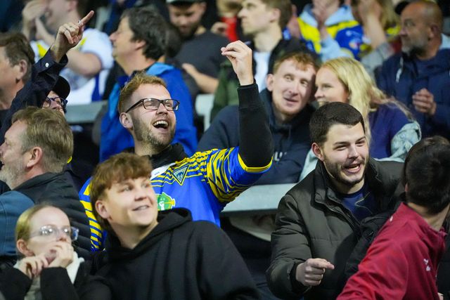 Warrington fans celebrate Ewan Irwin of Warrington Wolves going over for a try during the Betfred Super League round 14 match St Helens vs Warrington Wolves at The BrewDog Stadium, St Helens, United Kingdom on 11 June 2026

(Photo by Maynard Manyowa/News Images)