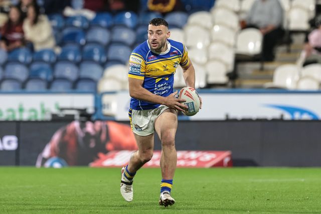 Jake Connor of Leeds Rhinos breaks with the ball during the Betfred Super League Round 25 match Huddersfield Giants vs Leeds Rhinos at Accu Stadium, Huddersfield, United Kingdom, 4th September 2025

(Photo by Mark Cosgrove/News Images)