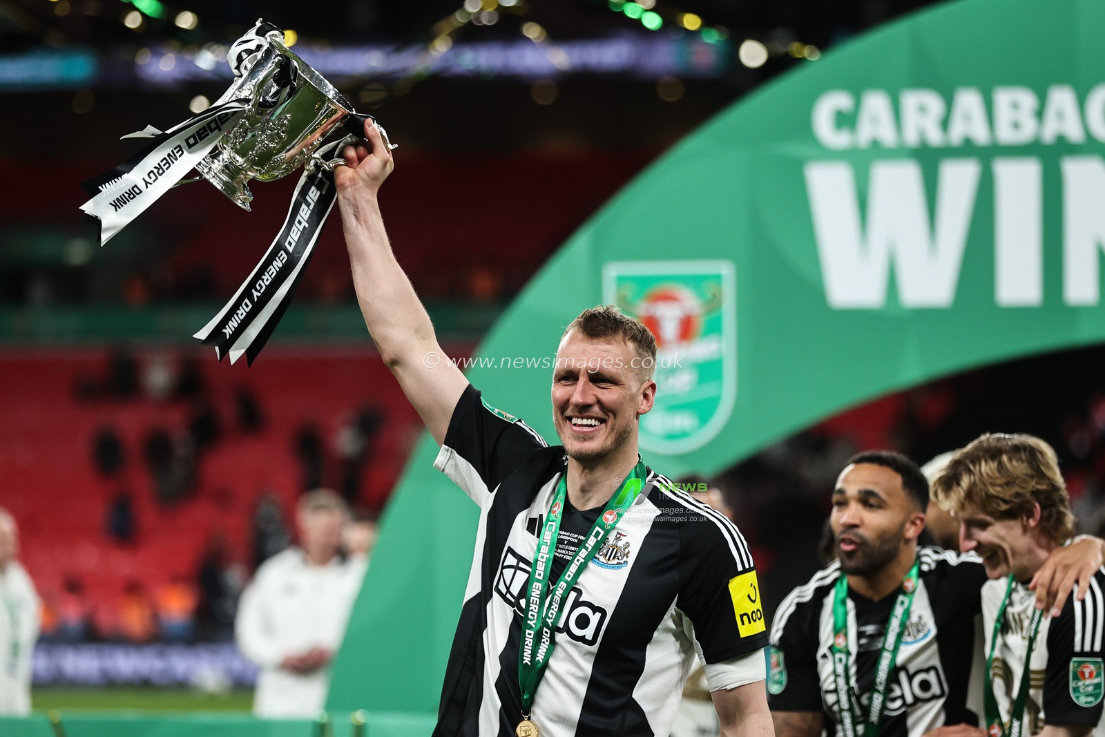 Dan Burn of Newcastle United lifst the Carabao Cup trophy after his teams win in the Carabao Cup Final match Liverpool vs Newcastle United at Wembley Stadium , London, United Kingdom, 16th March 2025

(Photo by Alfie Cosgrove/News Images)