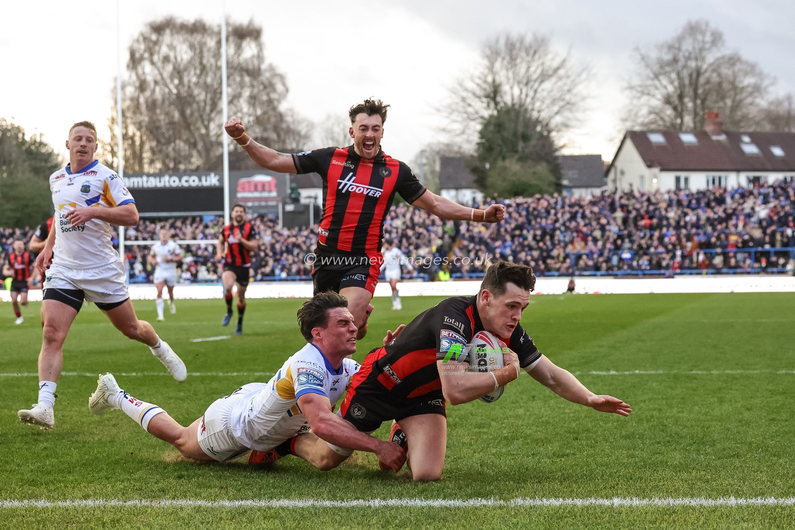 Josh Thewlis of Warrington Wolves goes over for a try during the Betfred Super League round 6 match Leeds Rhinos vs Warrington Wolves at AMT Headingley Stadium, Leeds, United Kingdom on 29 March 2026

(Photo by Mark Cosgrove/News Images)