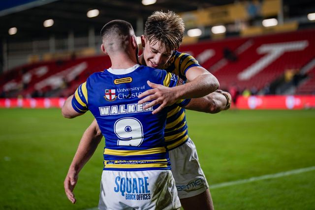 Warrington Wolves players applaud the fans at full time during the Betfred Super League round 14 match St Helens vs Warrington Wolves at The BrewDog Stadium, St Helens, United Kingdom on 11 June 2026

(Photo by Maynard Manyowa/News Images)