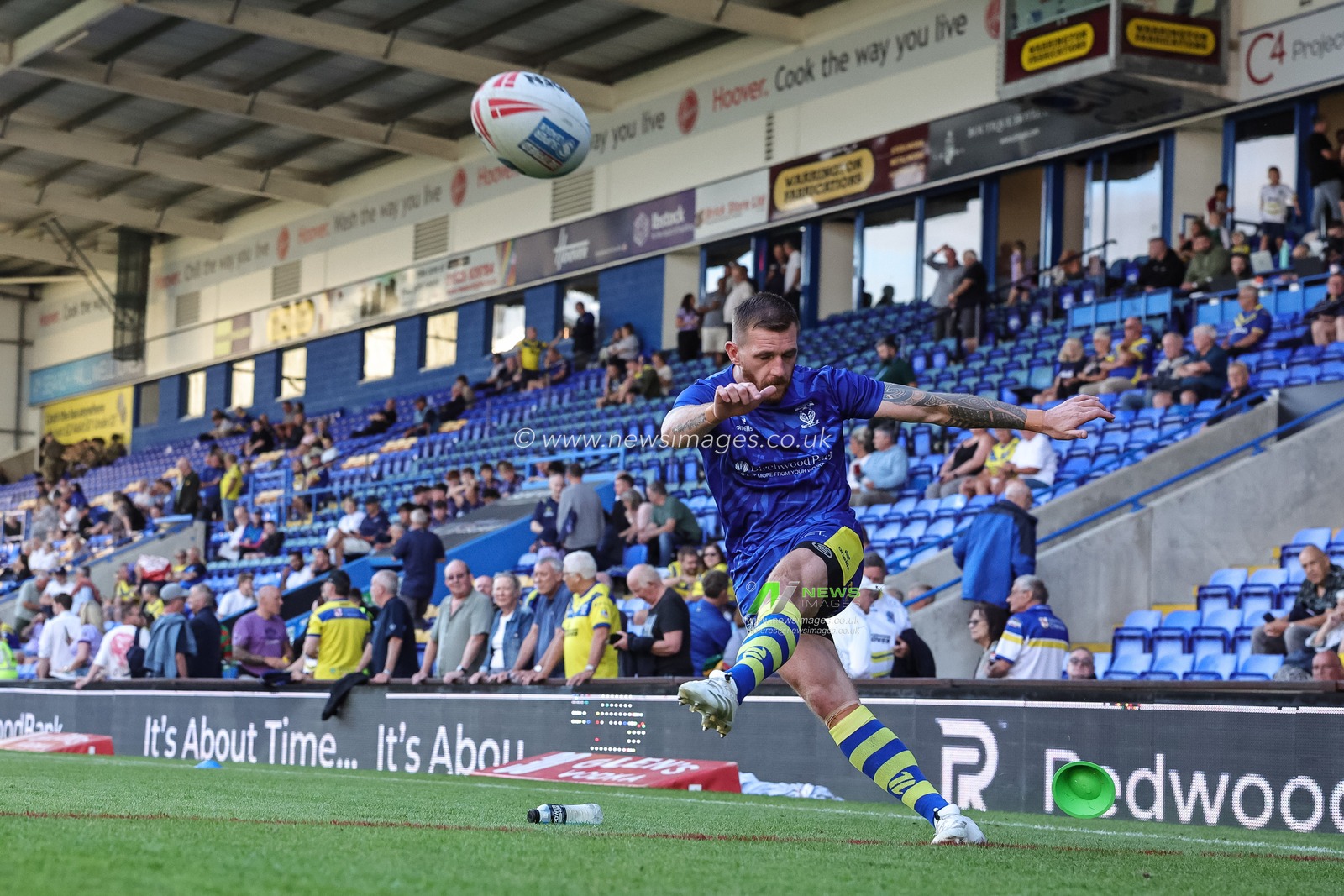 Marc Sneyd of Warrington Wolves in the pre-game warm up during the Betfred Super League Round 22 match Warrington Wolves vs Catalans Dragons at Halliwell Jones Stadium, Warrington, United Kingdom, 14th August 2025

(Photo by Mark Cosgrove/News Images)
