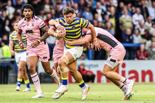Joe Philbin of Warrington Wolves is tackled by Harvie Hill of Hull FC and Cade Cust of Hull FC during the Betfred Super League round 13 match Warrington Wolves vs Hull FC at The Halliwell Jones Stadium, Warrington, United Kingdom on 05 June 2026

(Photo by Alfie Cosgrove/News Images)
