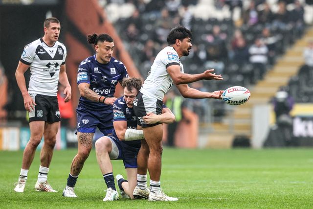 James Bell of Hull FC passes the ball during the Betfred Super League round 10 match Hull FC vs Toulouse Olympique at MKM Stadium, Hull, United Kingdom on 03 May 2026

(Photo by Alfie Cosgrove/News Images)