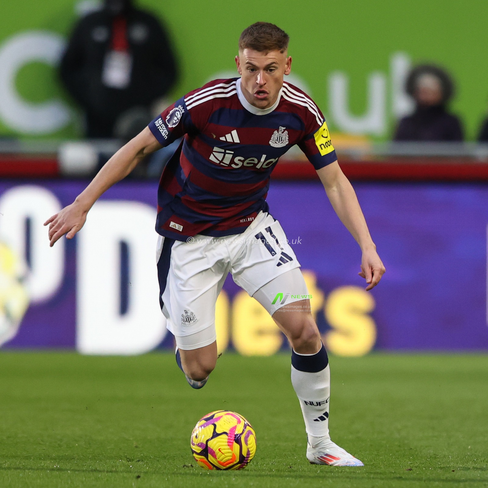 Harvey Barnes of Newcastle United during the Premier League match Brentford vs Newcastle United at The Gtech Community Stadium, London, United Kingdom, 7th December 2024

(Photo by Alfie Cosgrove/News Images)