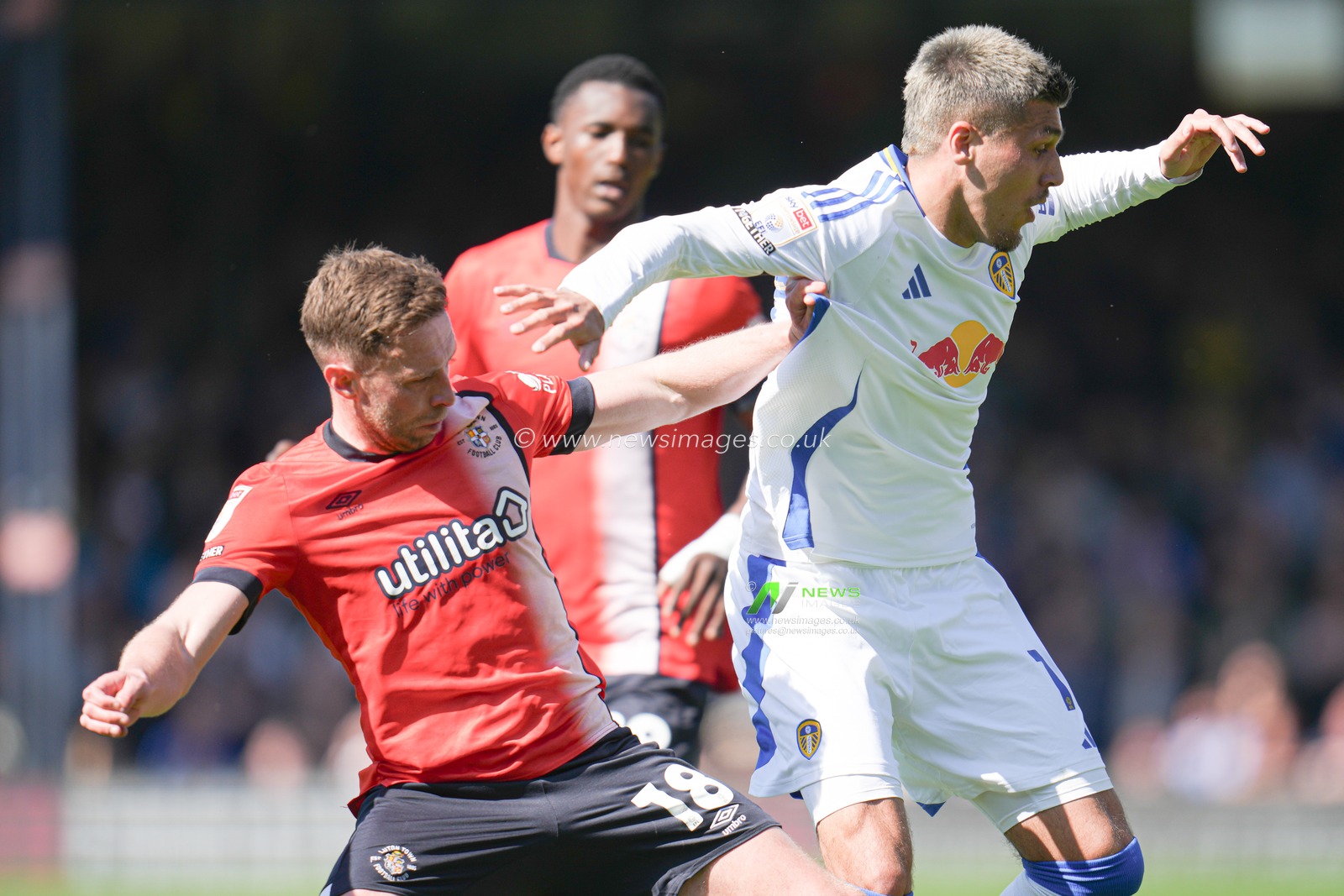 JoÃ«l Piroe of Leeds United and Jordan Clark of Luton Town battle during the Sky Bet Championship match Luton Town vs Leeds United at Kenilworth Road, Luton, United Kingdom, 5th April 2025

(Photo by Harvey Murphy/News Images)