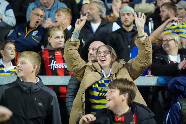 Warrington fans celebrate Ewan Irwin of Warrington Wolves going over for a try during the Betfred Super League round 14 match St Helens vs Warrington Wolves at The BrewDog Stadium, St Helens, United Kingdom on 11 June 2026

(Photo by Maynard Manyowa/News Images)