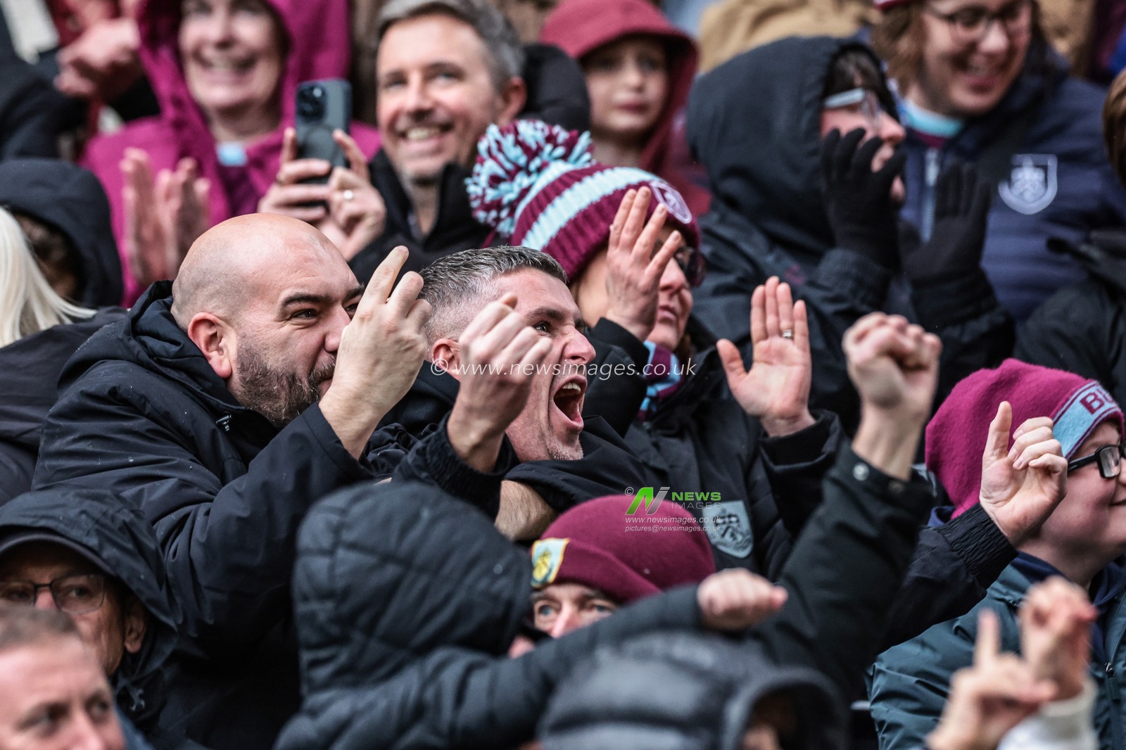 Burnley fans celebrate a goal from Zian Flemming of Burnley making it 0-1 during the Premier League match Wolverhampton Wanderers vs Burnley at Molineux, Wolverhampton, United Kingdom, 26th October 2025

(Photo by Mark Cosgrove/News Images)