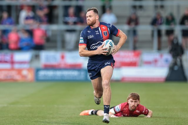 Joe Burgess of Hull KR breaks with the ball and passes to Jack Broadbent of Hull KR for his try during the Betfred Super League Round 20 Salford Red Devils vs Hull KR at Salford Community Stadium, Eccles, United Kingdom, 31st July 2025

(Photo by Mark Cosgrove/News Images)