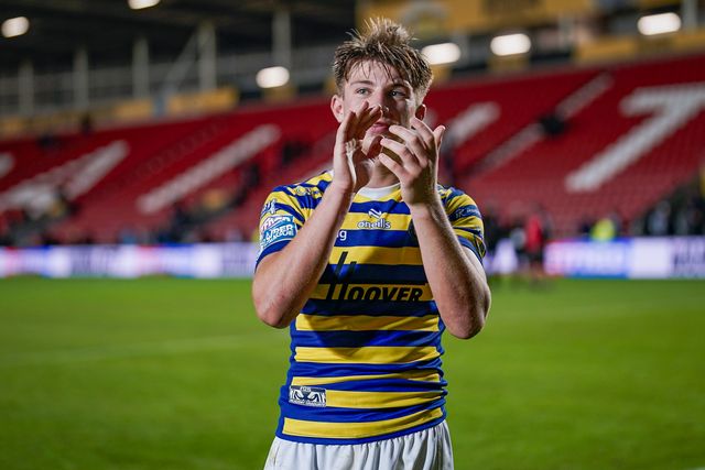 Warrington Wolves players applaud the fans at full time during the Betfred Super League round 14 match St Helens vs Warrington Wolves at The BrewDog Stadium, St Helens, United Kingdom on 11 June 2026

(Photo by Maynard Manyowa/News Images)