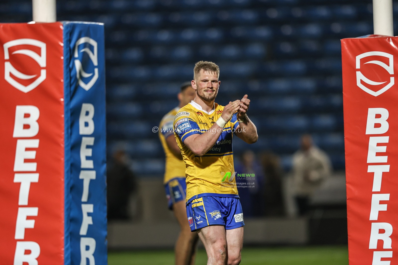 Tom Holroyd of Leeds Rhinos applauds the home fans after the game during the Betfred Super League match Salford Red Devils vs Leeds Rhinos at Salford Community Stadium, Eccles, United Kingdom, 10th April 2025

(Photo by Alfie Cosgrove/News Images)