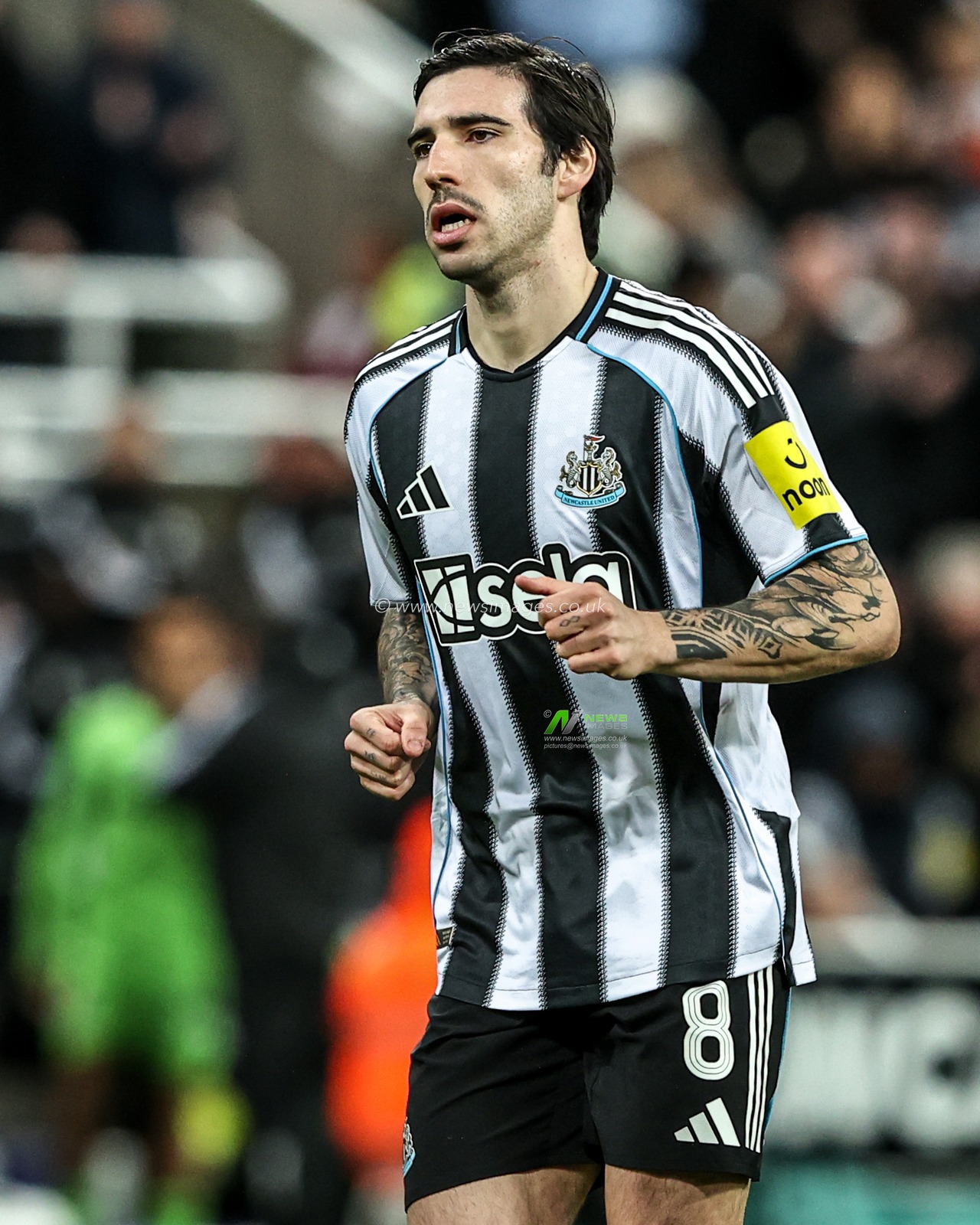Sandro Tonali of Newcastle United during the Carabao Cup Quarter Final match Newcastle United vs Fulham at St. James's Park, Newcastle, United Kingdom, 17th December 2025

(Photo by Alfie Cosgrove/News Images)

*** GER AUT SUI OUT ***