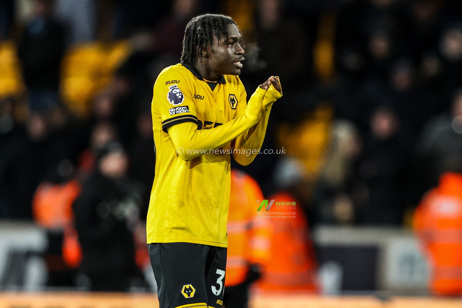 Mateus Mane of Wolverhampton Wanderers applauds the fans after the game during the Premier League match Wolverhampton Wanderers vs West Ham United at Molineux, Wolverhampton, United Kingdom, 3rd January 2026

(Photo by Alfie Cosgrove/News Images)

*** GER AUT SUI OUT ***
