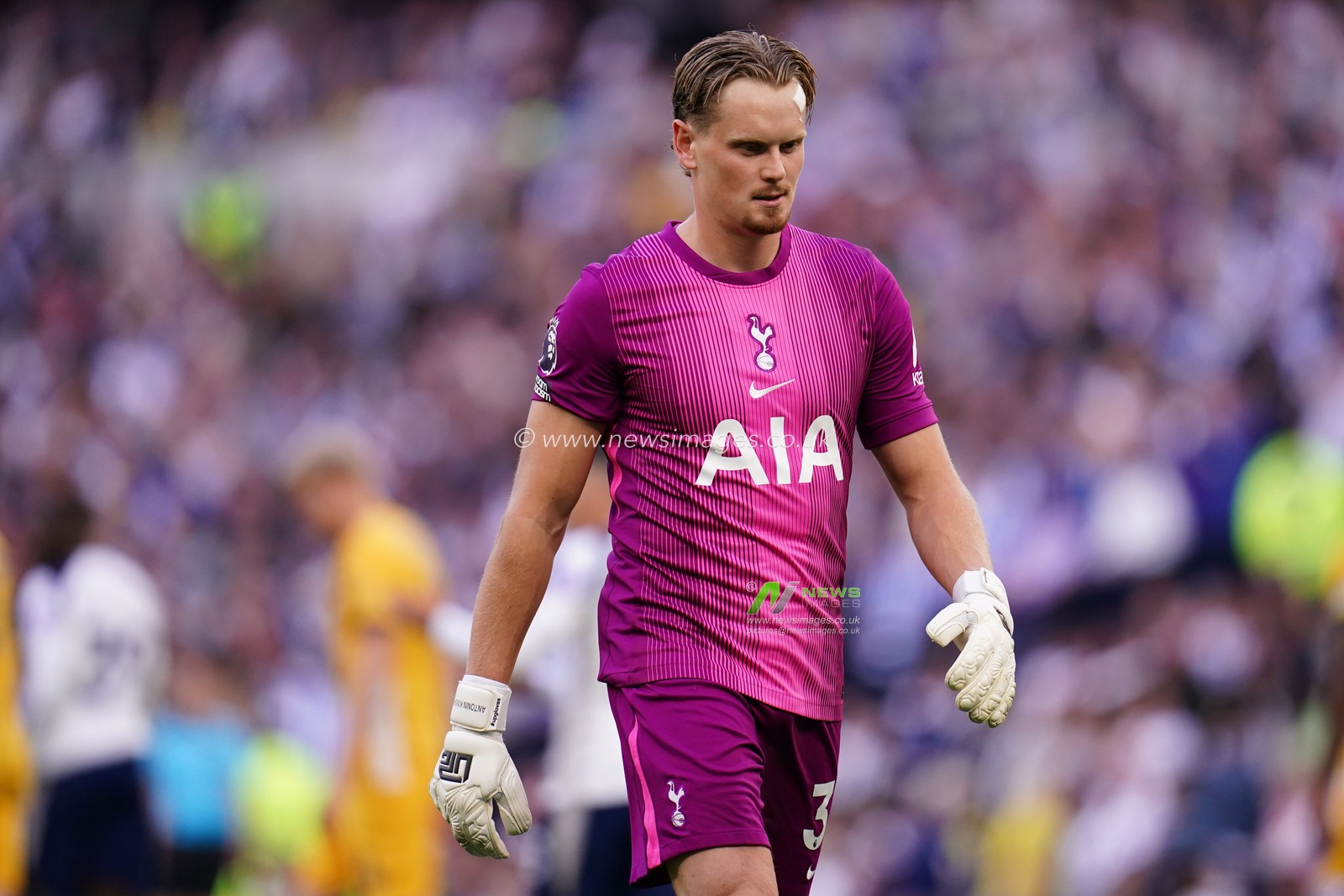 Tottenham Hotspur goalkeeper Antonin Kinsky during the Premier League match Tottenham Hotspur vs Brighton & Hove Albion at Tottenham Hotspur Stadium, London, United Kingdom on 18 April 2026

(Photo by Harvey Murphy/News Images)