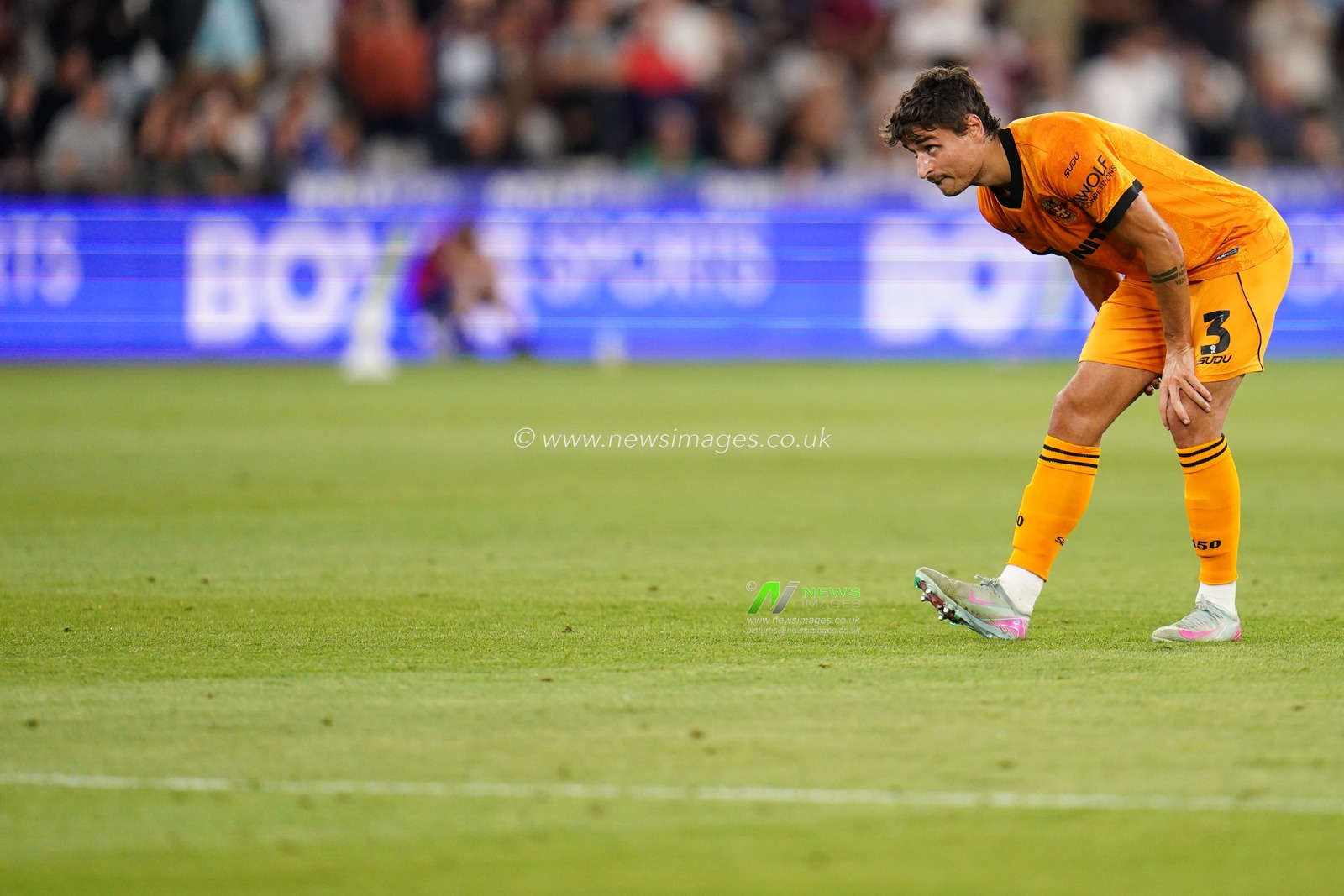 Hugo Bueno of Wolverhampton Wanderers stretching mid game during the Sky Bet Championship match West Ham United vs Wolverhampton Wanderers at London Stadium, London, United Kingdom on 01 September 2026

(Photo by Harvey Murphy/News Images)