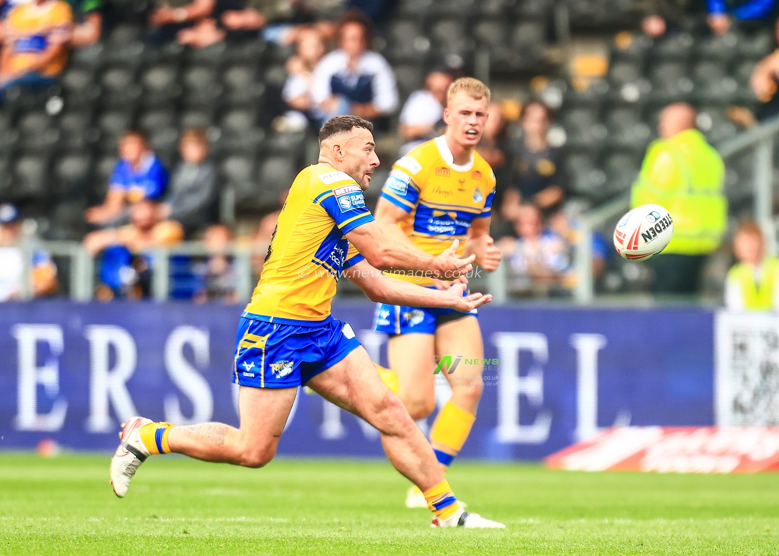 Jake Connor of Leeds Rhinos passes the ball during the Betfred Super League Round 24 match Hull FC vs Leeds Rhinos at MKM Stadium, Hull, United Kingdom, 30th August 2025

(Photo by Richard Bierton/News Images)