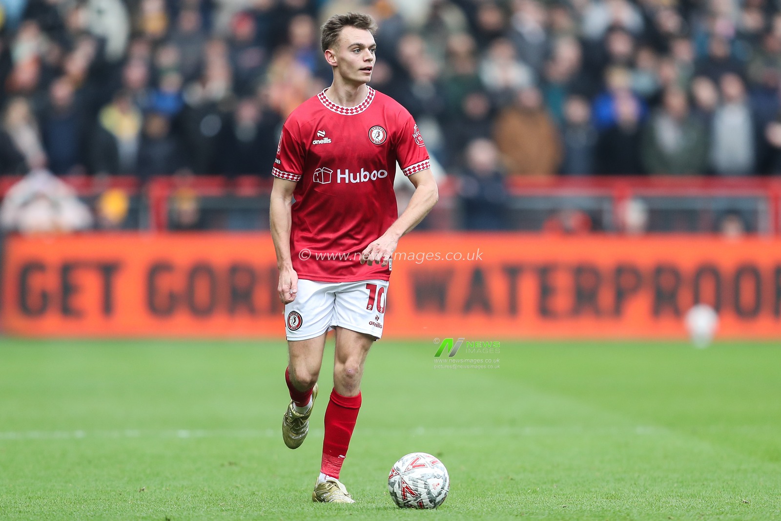 Scott Twine of Bristol City goes forward with the ball during the Emirates FA Cup 3rd Round match Bristol City vs Wolverhampton Wanderers at Ashton Gate, Bristol, United Kingdom, 11th January 2025

(Photo by Gareth Evans/News Images)