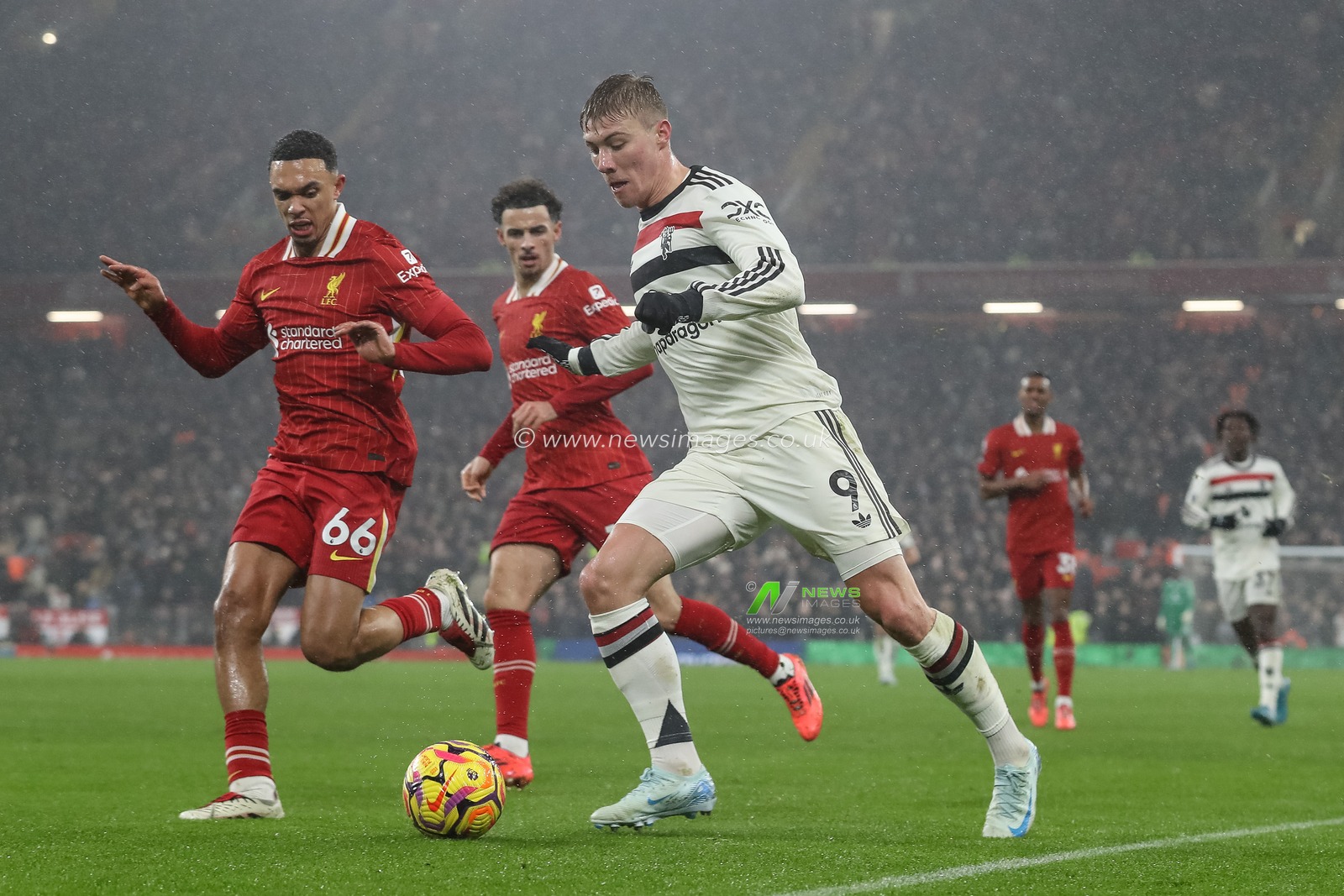 Rasmus HÃ¸jlund of Manchester United breaks with the ball during the Premier League match Liverpool vs Manchester United at Anfield, Liverpool, United Kingdom, 5th January 2025

(Photo by Gareth Evans/News Images)