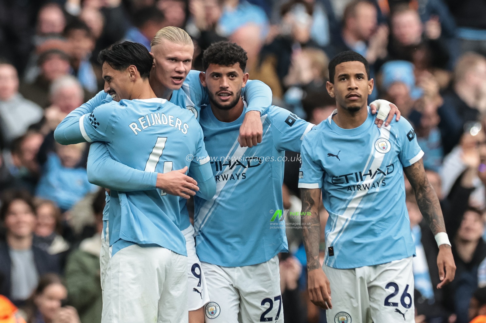 Erling Haaland of Manchester City celebrates his goal to make it 1-0 during the Premier League match Manchester City vs Everton at Etihad Stadium, Manchester, United Kingdom, 18th October 2025

(Photo by Mark Cosgrove/News Images)